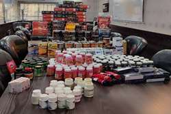 جمع آوری ۸۳۵ قلم داروهای غیرمجاز و قاچاق در یکی از عطاری های شهرستان کازرون