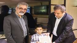 تقدیر معاون بهداشت دانشگاه علوم پزشکی شیراز از رتبه برتر مسابقه ملی هنری ساخت عروسک و کاردستی پشه آئدس