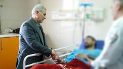 عیادت رئیس دانشگاه علوم پزشکی شیراز از کارشناس آسیب‌دیده اورژانس ۱۱۵