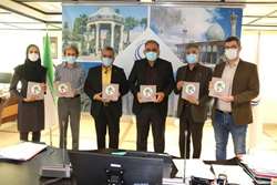 رونمایی از کتاب مجموعه آثار جشنواره کارتون و کاریکاتور «ما کرونارا شکست می دهیم»