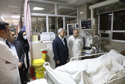 عیادت رئیس دانشگاه علوم پزشکی شیراز از مصدومان حادثه واژگونی اتوبوس محور فیروزآباد-کوار