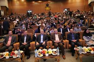 آیین گرامیداشت روز کارمند و تقدیر از کارکنان نمونه دانشگاه علوم پزشکی شیراز برگزار شد