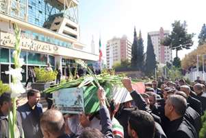  پیکر مطهر شهید گمنام بر دستان دانشگاهیان علوم پزشکی شیراز بدرقه شد