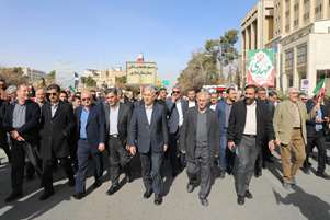 تجدید میثاق و حضور پرشور دانشگاهیان علوم پزشکی شیراز با آرمان‌های انقلاب اسلامی در راهپیمایی یوم‌الله 22 بهمن