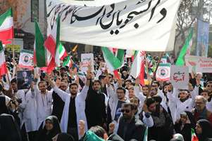 حضور پرشور دانشگاهیان علوم پزشکی شیراز در راهپیمایی یوم الله 22 بهمن 1404 به روایت تصویر