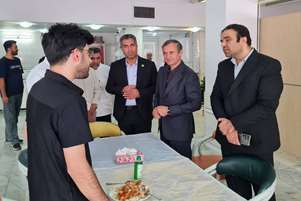 معاون توسعه مدیریت و منابع دانشگاه علوم پزشکی شیراز جهت اطمینان خاطر از رضایتمندی دانشجویان از سلف‌سرویس مرکزی دانشگاه بازدید کرد
