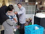 دومین مرحله توزیع سبد غذایی مادران باردار و کودکان مبتلا به سوء تغذیه انجام شد