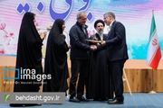 تقدیر از وزیر بهداشت در سومین رویداد جایزه ملی جوانی جمعیت