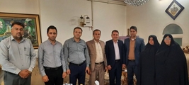 دیدار کارکنان شبکه بهداشت و درمان سپیدان با خانواده شهید عبدالصمد جمشیدنژاد