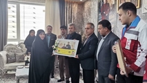 تجلیل از خانواده‌های شهدا در هفته سلامت / تاکید بر زنده نگه داشتن یاد شهدا بویژه شهدای دانش آموز به عنوان درختان علم و فن آوری
