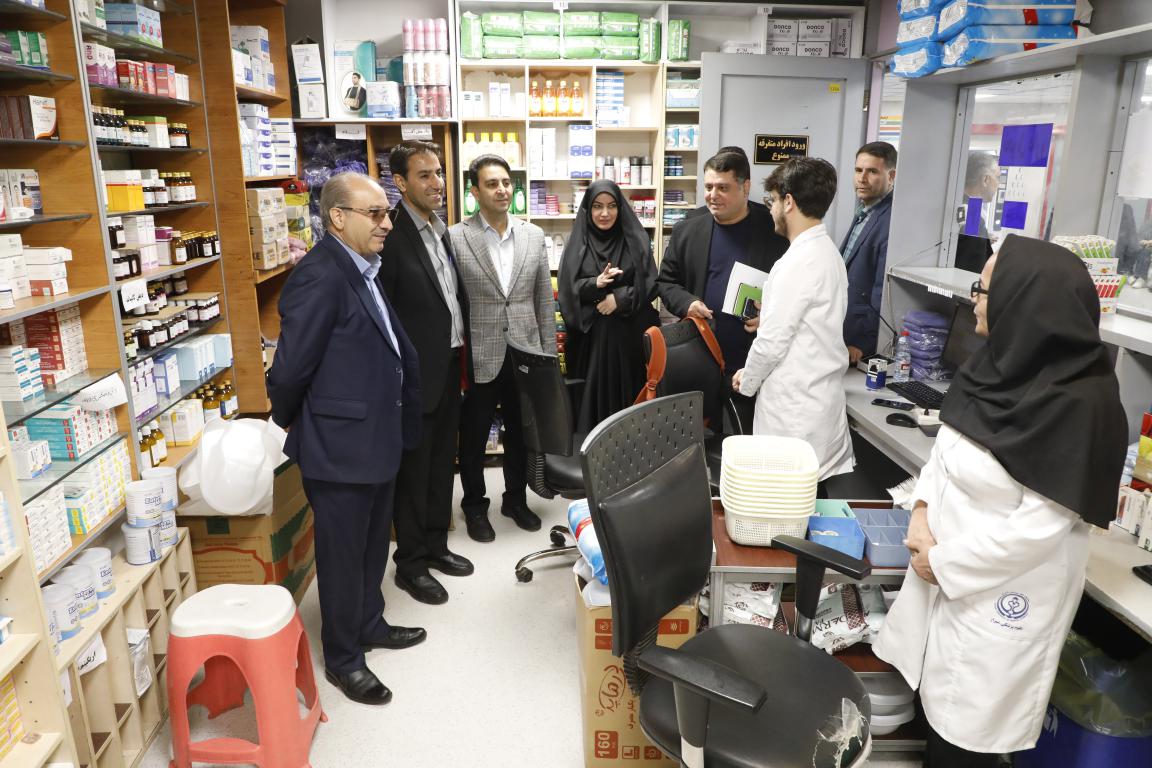 بازدید معاون غذا و دارو دانشگاه علوم پزشکی شیراز از یک بیمارستان و یک داروخانه در شیراز به روایت تصویر