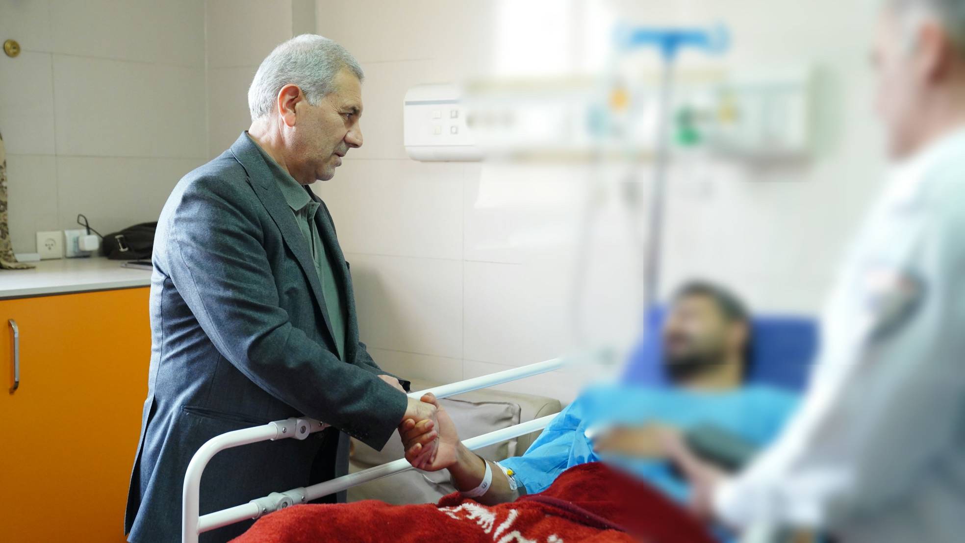 عیادت رئیس دانشگاه علوم پزشکی شیراز از کارشناس آسیب‌دیده اورژانس ۱۱۵
